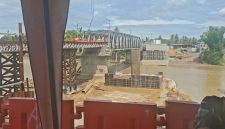 Pembangunan abutmen sebelah barat jembatan Krueng Tingkeum
Kutablang, selesai dikerjakan, Jumat (15/5).