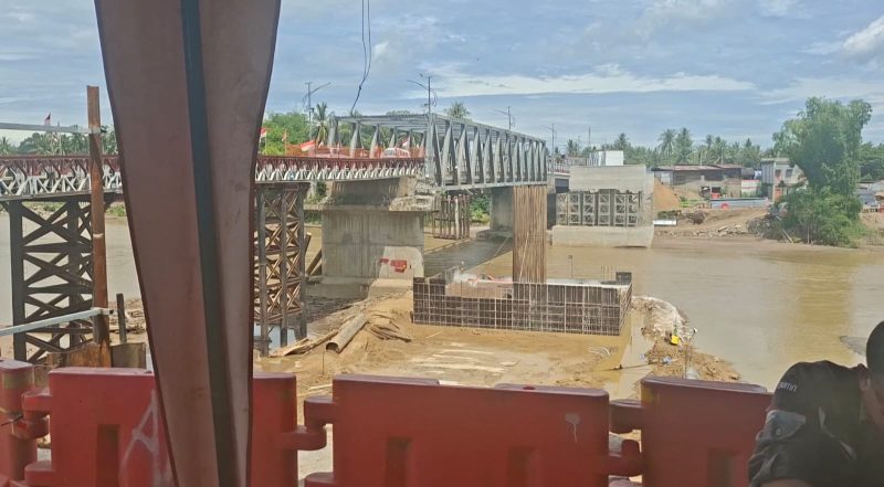 Pembangunan abutmen sebelah barat jembatan Krueng Tingkeum
Kutablang, selesai dikerjakan, Jumat (15/5).