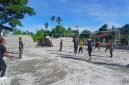Para Camat dan pegawai Pemkab Bireuen bermain volly dalam kegiatan Sabtu dan Minggu Bugar di lapangan GOR Geulumpang Payong, Kecamatan Jeumpa, Sabtu (23/5) pagi.