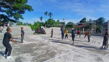 Para Camat dan pegawai Pemkab Bireuen bermain volly dalam kegiatan Sabtu dan Minggu Bugar di lapangan GOR Geulumpang Payong, Kecamatan Jeumpa, Sabtu (23/5) pagi.