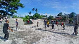 Para Camat dan pegawai Pemkab Bireuen bermain volly dalam kegiatan Sabtu dan Minggu Bugar di lapangan GOR Geulumpang Payong, Kecamatan Jeumpa, Sabtu (23/5) pagi.