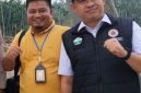 Juru Bicara Pemkab Bireuen, Muhajir Juli bersama mantan Kalaksa BPBD Bireuen, Doli Mardian di jembatan Awe Geutah