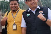 Juru Bicara Pemkab Bireuen, Muhajir Juli bersama mantan Kalaksa BPBD Bireuen, Doli Mardian di jembatan Awe Geutah