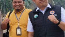 Juru Bicara Pemkab Bireuen, Muhajir Juli bersama mantan Kalaksa BPBD Bireuen, Doli Mardian di jembatan Awe Geutah