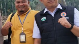 Juru Bicara Pemkab Bireuen, Muhajir Juli bersama mantan Kalaksa BPBD Bireuen, Doli Mardian di jembatan Awe Geutah