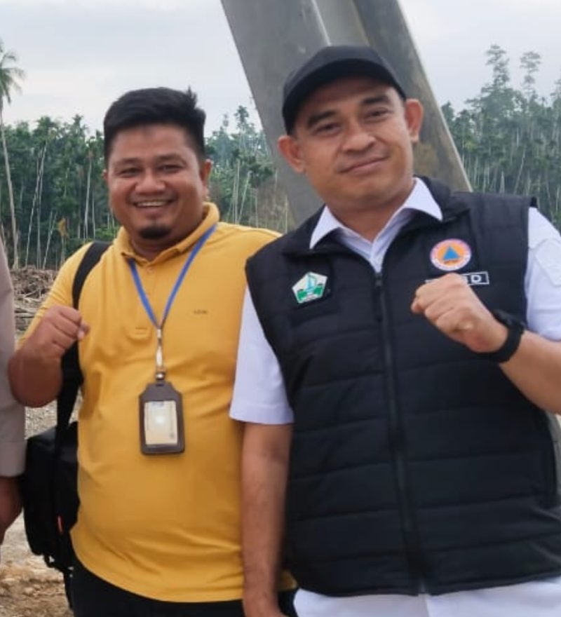 Juru Bicara Pemkab Bireuen, Muhajir Juli bersama mantan Kalaksa BPBD Bireuen, Doli Mardian di jembatan Awe Geutah