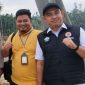 Juru Bicara Pemkab Bireuen, Muhajir Juli bersama mantan Kalaksa BPBD Bireuen, Doli Mardian di jembatan Awe Geutah