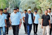 Bupati Bireuen, H Mukhlis ST bersama Kadis Perkim Ir Fadli, SE MSM dan pejabat terkait meninjau dua lokasi Huntap Komunal di Gampong Krueng Simpo, Kecamatan Juli, Jumat (22/5) sore.
