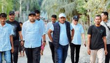 Bupati Bireuen, H Mukhlis ST bersama Kadis Perkim Ir Fadli, SE MSM dan pejabat terkait meninjau dua lokasi Huntap Komunal di Gampong Krueng Simpo, Kecamatan Juli, Jumat (22/5) sore.