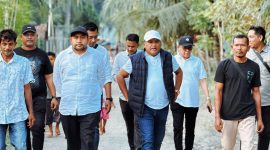 Bupati Bireuen, H Mukhlis ST bersama Kadis Perkim Ir Fadli, SE MSM dan pejabat terkait meninjau dua lokasi Huntap Komunal di Gampong Krueng Simpo, Kecamatan Juli, Jumat (22/5) sore.