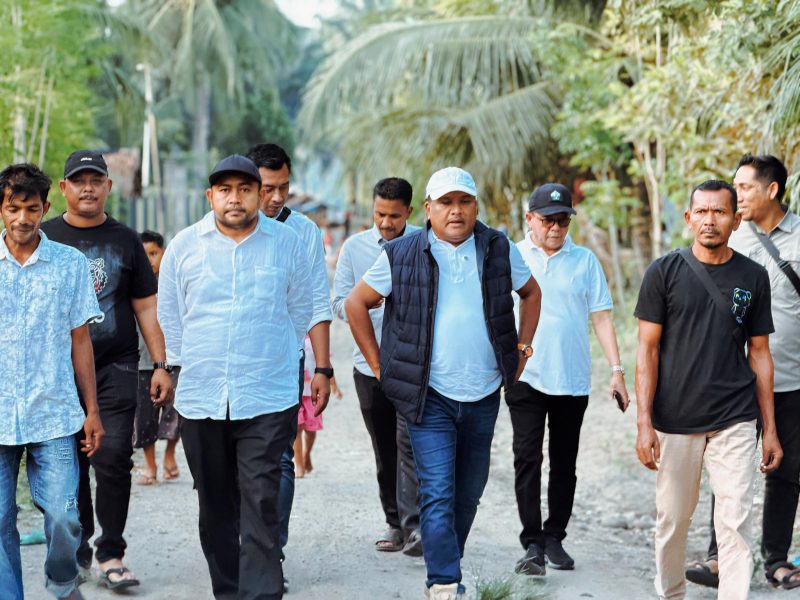 Bupati Bireuen, H Mukhlis ST bersama Kadis Perkim Ir Fadli, SE MSM dan pejabat terkait meninjau dua lokasi Huntap Komunal di Gampong Krueng Simpo, Kecamatan Juli, Jumat (22/5) sore.