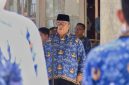 Asisten I Setdako Sabang Irfani pimpin upacara peringatan Hari Otonomi Daerah ke-30 di halaman Kantor Wali Kota Sabang.
