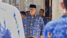 Asisten I Setdako Sabang Irfani pimpin upacara peringatan Hari Otonomi Daerah ke-30 di halaman Kantor Wali Kota Sabang.