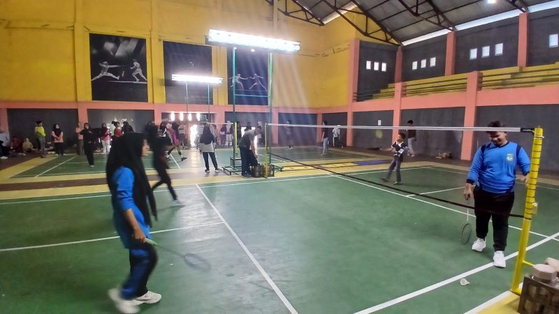 Peserta lagi melakukan pemanasan menjelang ikuti seleksi O2SN di GOR Geulumpang Payong, Kecamatan Jeumpa, Sabtu (23/5) pagi.
