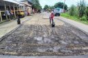 Pekerja melakukan proses mengaspal jalan rusak dikawasan Geulanggang Teungoh untuk di aspal kembali, Sabtu (16/5) pagi