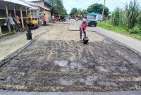 Pekerja melakukan proses mengaspal jalan rusak dikawasan Geulanggang Teungoh untuk di aspal kembali, Sabtu (16/5) pagi