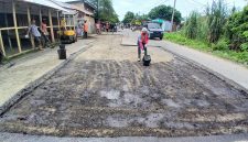 Pekerja melakukan proses mengaspal jalan rusak dikawasan Geulanggang Teungoh untuk di aspal kembali, Sabtu (16/5) pagi