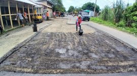 Pekerja melakukan proses mengaspal jalan rusak dikawasan Geulanggang Teungoh untuk di aspal kembali, Sabtu (16/5) pagi