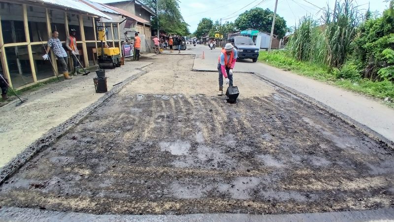 Pekerja melakukan proses mengaspal jalan rusak dikawasan Geulanggang Teungoh untuk di aspal kembali, Sabtu (16/5) pagi