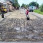 Pekerja melakukan proses mengaspal jalan rusak dikawasan Geulanggang Teungoh untuk di aspal kembali, Sabtu (16/5) pagi