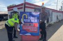 Kasatlantas Polres Bireuen, AKP Irwansyah Nasution dan anggotanya memasang rambu rekayasa jalur kenderaan dari Banda Aceh ke Medan, Selasa (26/5) pagi.