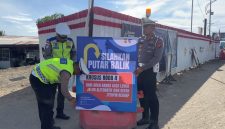 Kasatlantas Polres Bireuen, AKP Irwansyah Nasution dan anggotanya memasang rambu rekayasa jalur kenderaan dari Banda Aceh ke Medan, Selasa (26/5) pagi.