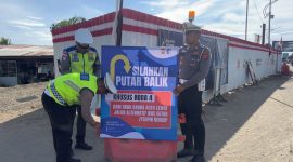 Kasatlantas Polres Bireuen, AKP Irwansyah Nasution dan anggotanya memasang rambu rekayasa jalur kenderaan dari Banda Aceh ke Medan, Selasa (26/5) pagi.