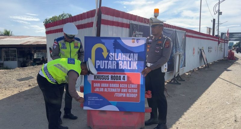 Kasatlantas Polres Bireuen, AKP Irwansyah Nasution dan anggotanya memasang rambu rekayasa jalur kenderaan dari Banda Aceh ke Medan, Selasa (26/5) pagi.