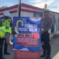 Kasatlantas Polres Bireuen, AKP Irwansyah Nasution dan anggotanya memasang rambu rekayasa jalur kenderaan dari Banda Aceh ke Medan, Selasa (26/5) pagi.