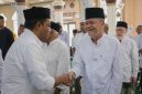 Suasana prosesi peusijuk jamaah calon haji Kota Sabang sebagai bentuk doa dan restu sebelum keberangkatan ke Tanah Suci.