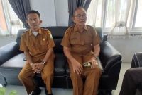 Kacabdin Wilayah IV Bireuen, Abdul Hamid SPd MPd dan Kepala SMAN 2 Bireuen, Hasan Basri, SPd MM memberi keterangan kepada Metro Aceh, Senin (11/5) pagi.