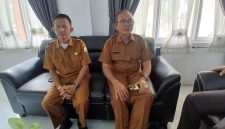 Kacabdin Wilayah IV Bireuen, Abdul Hamid SPd MPd dan Kepala SMAN 2 Bireuen, Hasan Basri, SPd MM memberi keterangan kepada Metro Aceh, Senin (11/5) pagi.
