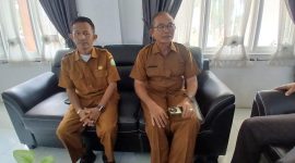 Kacabdin Wilayah IV Bireuen, Abdul Hamid SPd MPd dan Kepala SMAN 2 Bireuen, Hasan Basri, SPd MM memberi keterangan kepada Metro Aceh, Senin (11/5) pagi.