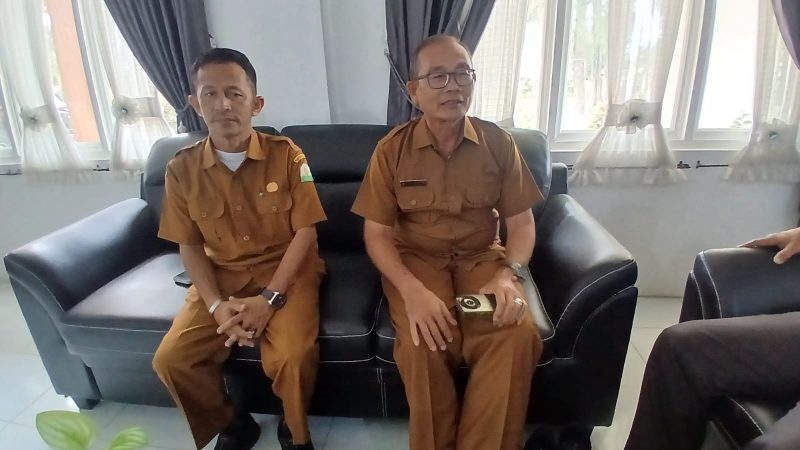 Kacabdin Wilayah IV Bireuen, Abdul Hamid SPd MPd dan Kepala SMAN 2 Bireuen, Hasan Basri, SPd MM memberi keterangan kepada Metro Aceh, Senin (11/5) pagi.