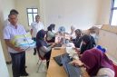 Kalaksa BPBD Bireuen, Marwan ST MT menantau petugas kompilator yang menginput data di kantor BPBD setempat, Rabu (6/5) pagi.