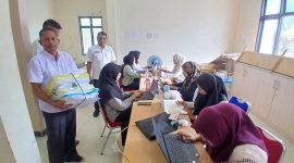 Kalaksa BPBD Bireuen, Marwan ST MT menantau petugas kompilator yang menginput data di kantor BPBD setempat, Rabu (6/5) pagi.