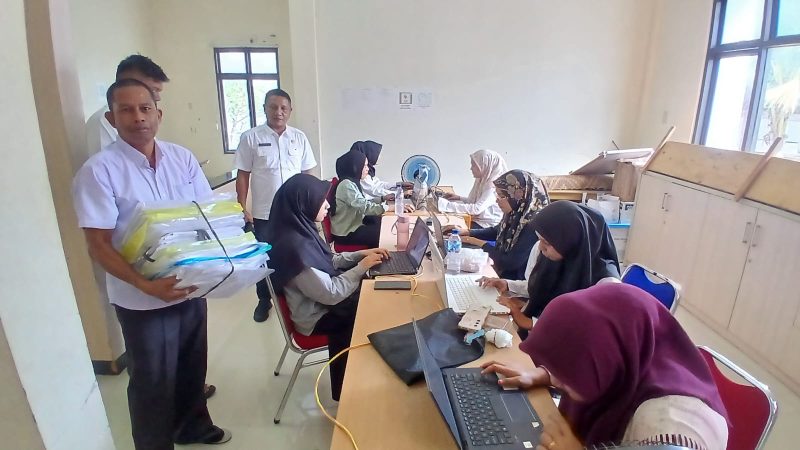 Kalaksa BPBD Bireuen, Marwan ST MT menantau petugas kompilator yang menginput data di kantor BPBD setempat, Rabu (6/5) pagi.