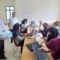 Kalaksa BPBD Bireuen, Marwan ST MT menantau petugas kompilator yang menginput data di kantor BPBD setempat, Rabu (6/5) pagi.