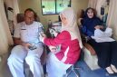 Petugas UPD RSUD dr Fauziah Bireuen, melayani pendonor darah sukarela, Rabu (17/6) pagi.