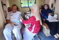 Petugas UPD RSUD dr Fauziah Bireuen, melayani pendonor darah sukarela, Rabu (17/6) pagi.