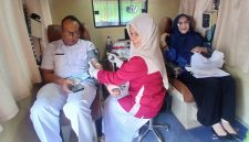 Petugas UPD RSUD dr Fauziah Bireuen, melayani pendonor darah sukarela, Rabu (17/6) pagi.