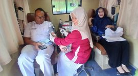 Petugas UPD RSUD dr Fauziah Bireuen, melayani pendonor darah sukarela, Rabu (17/6) pagi.