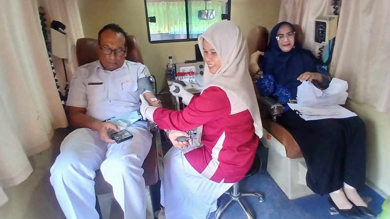 Petugas UPD RSUD dr Fauziah Bireuen, melayani pendonor darah sukarela, Rabu (17/6) pagi.