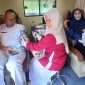 Petugas UPD RSUD dr Fauziah Bireuen, melayani pendonor darah sukarela, Rabu (17/6) pagi.
