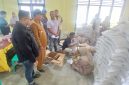 Petugas memasukkan minyak goreng kemasan ke kantung plastik untuk dibagikan kepada penerima, di Balai Desa Kantor Camat Peusangan, Selasa (9/6) pagi.