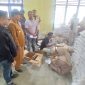 Petugas memasukkan minyak goreng kemasan ke kantung plastik untuk dibagikan kepada penerima, di Balai Desa Kantor Camat Peusangan, Selasa (9/6) pagi.