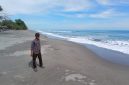 Mantan Keuchik Pante Paku, Murhaban memperlihatkan kondisi gelombang besar air laut membuat nelayan perahu tradisional tidak bisa melaut, Minggu (7/6) pagi.