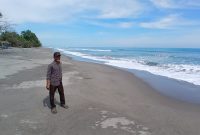 Mantan Keuchik Pante Paku, Murhaban memperlihatkan kondisi gelombang besar air laut membuat nelayan perahu tradisional tidak bisa melaut, Minggu (7/6) pagi.