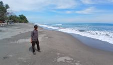 Mantan Keuchik Pante Paku, Murhaban memperlihatkan kondisi gelombang besar air laut membuat nelayan perahu tradisional tidak bisa melaut, Minggu (7/6) pagi.