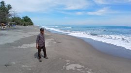 Mantan Keuchik Pante Paku, Murhaban memperlihatkan kondisi gelombang besar air laut membuat nelayan perahu tradisional tidak bisa melaut, Minggu (7/6) pagi.